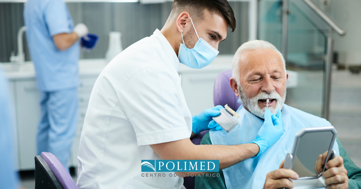 Un uomo dal dentista sceglie le faccette dentali per la riabilitazione del sorriso